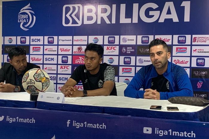 Pelatih Javier Roca dan Rizky Dwi Febrianto dalam sesi jumpa pers Arema FC vs PSM Makassar