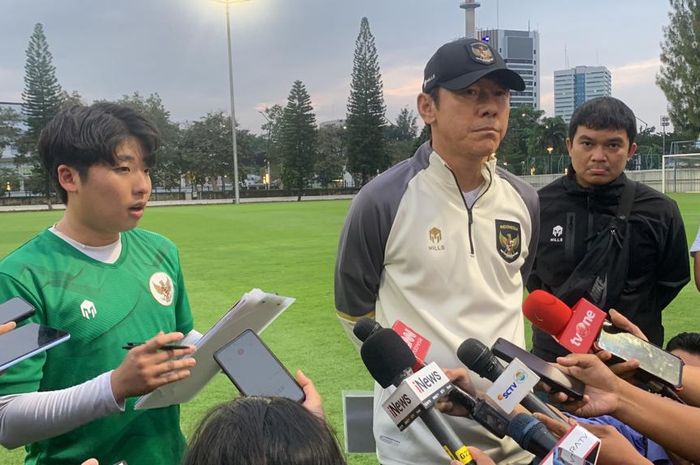 Shin Tae-yong seusai memimpin latihan timnas U-20 Indonesia di Lapangan A, Senayan, Jakarta Pusat, Jumat (3/2/2023).