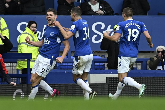 Para pemain Everton merayakan gol James Tarkowski (kiri) ke gawang Arsenal pada lanjutan Liga Inggris musim 2022-2023 di Stadion Goodison Park, Liverpool, Inggris, Sabtu (4/2/2023)