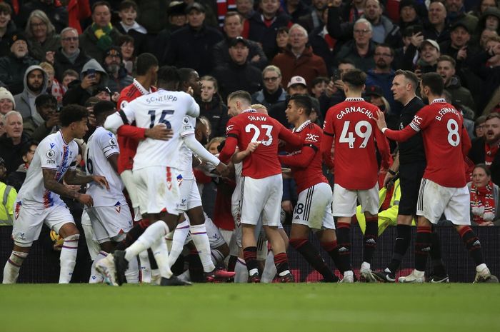 Para pemain Manchester United dan Crystal Palace terlibat dalam perselisihan yang berimbas pada kartu merah Casemiro, pada partai pekan ke-22 Liga Inggris 2022-2023 di Old Trafford, Sabtu (4/2/2023)/