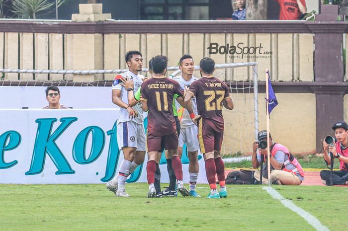 Duet si kembar milik PSM Makassar, yakni Yance Sayuri dan Yakob Sayuri.