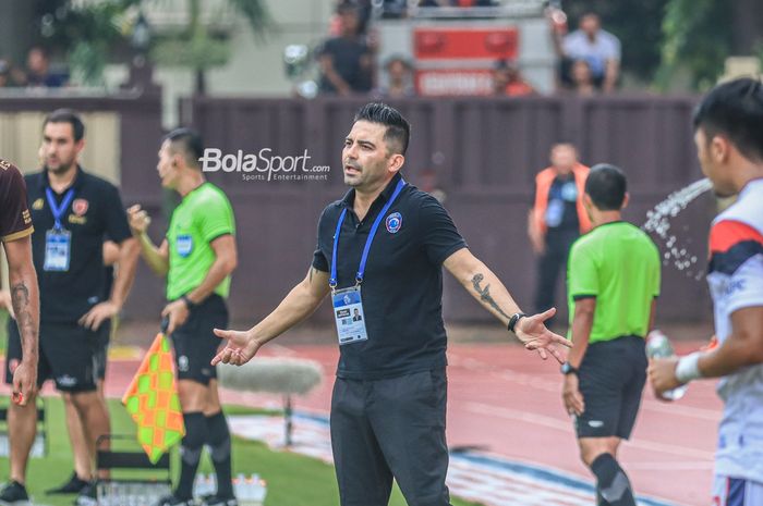 Pelatih Arema FC, Javier Roca, sedang memberikan intruksi kepada para pemainnya dalam laga pekan ke-22 Liga 1 2022 di Stadion PTIK, Jakarta, 4 Februari 2023.