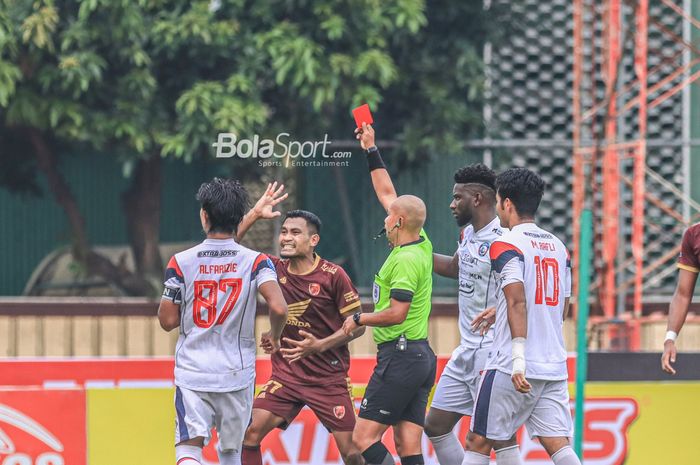 Wasit bernama Cahya Sugandi sedang memberikan kartu merah kepada pemain PSM Makassar bernama Safrudin Tahar dalam laga pekan ke-22 Liga 1 2022 di Stadion PTIK, Jakarta, 4 Februari 2023.