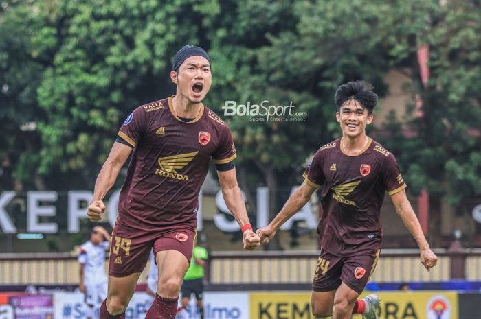 Rizky Eka Pratama (kanan) sedang ikut selebrasi dari gol Kenzo Nambu (kiri) yang mampu mencetak gol untuk PSM Makassar dalam laga pekan ke-22 Liga 1 2022 di Stadion PTIK, Jakarta, 4 Februari 2023.