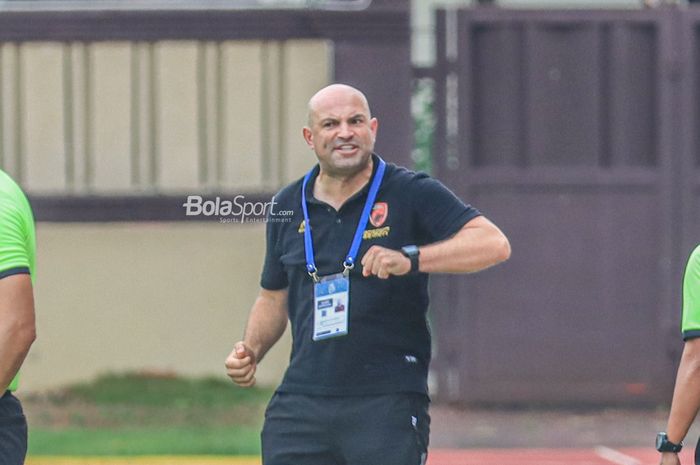 Pelatih PSM Makassar, Bernardo Tavares, sedang memantau para pemainnya bertanding dalam laga pekan ke-22 Liga 1 2022 di Stadion PTIK, Jakarta, 4 Februari 2023.