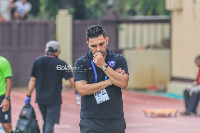 Pelatih Arema FC, Javier Roca, sempat termenung memikirkan strategi timnya saat bertanding dalam laga pekan ke-22 Liga 1 2022 di Stadion PTIK, Jakarta, 4 Februari 2023.