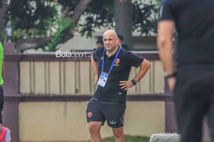 Pelatih PSM Makassar, Bernardo Tavares, sedang memantau para pemainnya bertanding dalam laga pekan ke-22 Liga 1 2022 di Stadion PTIK, Jakarta, 4 Februari 2023.