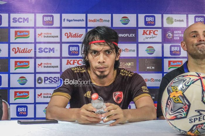 Gelandang PSM Makassar, Rasyid Bakri, saat menghadiri sesi jumpa pers setelah laga pekan ke-22 Liga 1 2022 di Stadion PTIK, Jakarta, 4 Februari 2023.