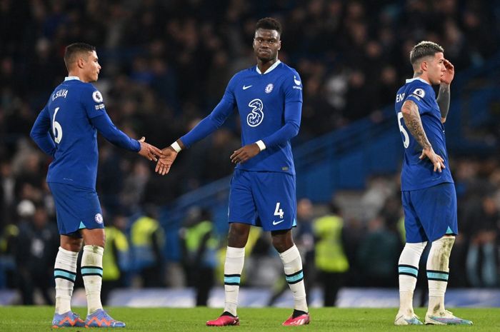 Tiga pemain Chelsea, Thiago Silva, Benoit Badiashile, dan Enzo Fernandez, menunjukkan ekspresi kecewa seusai laga Liga Inggris kontra Fulham di Stadion Stamford Bridge, Jumat (3/2/2023).