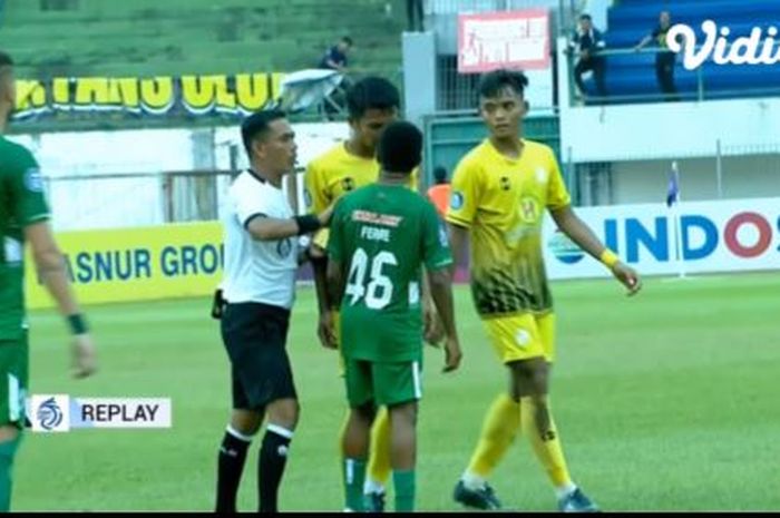 Konflik Todd Ferre Vs Bayu Pradana meruncing usai winger PSS Sleman itu mengaku dilecehkan secara rasis oleh kapten Barito Putera.