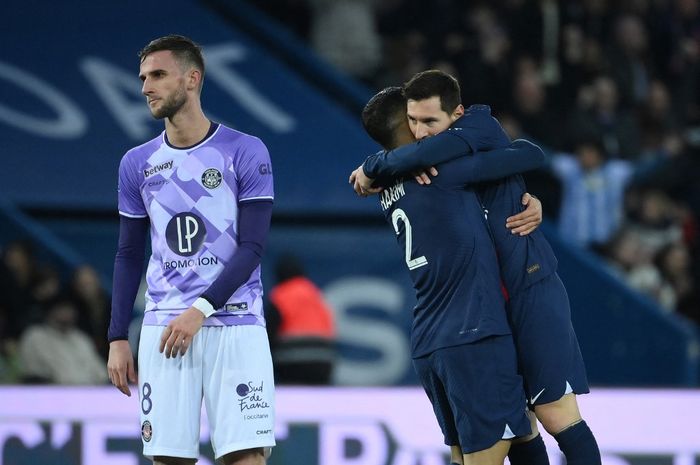 Lionel Messi berpelukan dengan Achraf Hakimi usai cetak gol PSG ke gawang Toulouse di Liga Prancis 2022-2023.