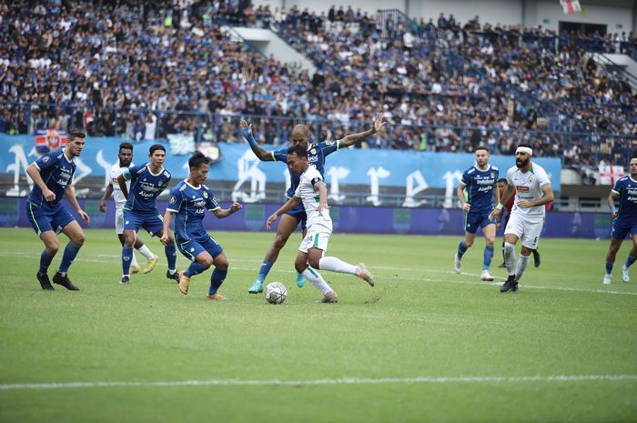 Suasana pertandingan Persib Bandung vs PSS Sleman di Stadion Gelora Bandung Lautan Api, Minggu (5/2/2023).