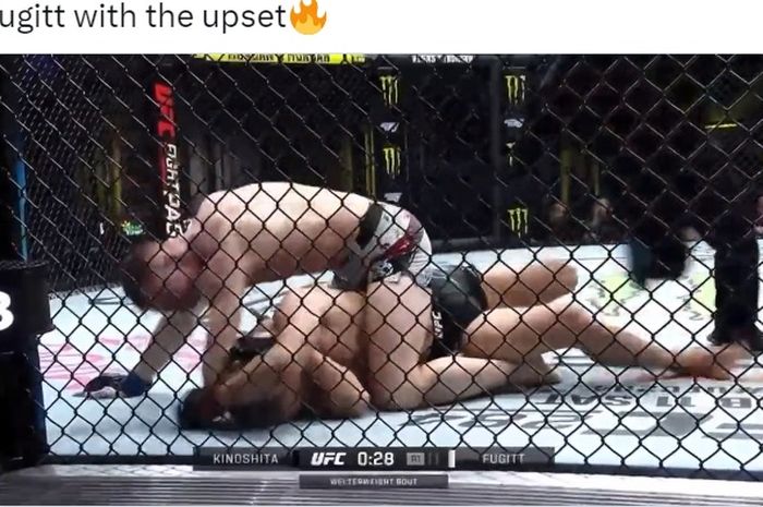 Adam Fugitt menghujani lawannya dengan sikutan pada UFC Vegas 68, Minggu siang (5/2/2023) WIB.