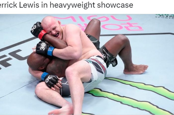 Aksi jagoan berjulukan Si Beruang Kutub, Sergey Spivak mengunci Raja KO, Derrick Lewis pada UFC Vegas 68, Minggu siang (5/2/2023).