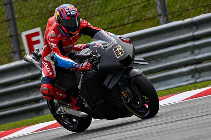 Pembalap penguji Honda, Stefan Bradl, menjajal Honda RC213V dengan pemutakhiran pada aero, knalpot, dan sasis saat tes shakedown MotoGP di Sirkuit Sepang, Malaysia, 5 Februari 2023.