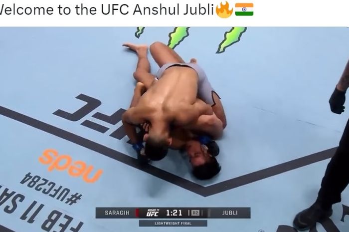 Jagoan Indonesia, Jeka Saragih bertahan dalam serangan petarung India, Anshul Jubli pada final Road to UFC, Minggu siang (5/2/2023) WIB.