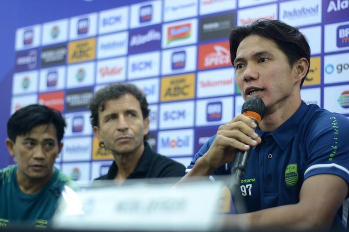 Pemain Persib Bandung, Achmad Jufriyanto, bersama pelatih Luis Milla.