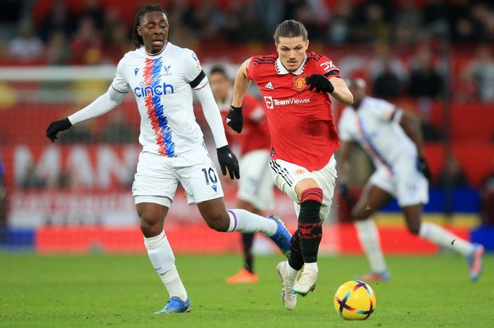 Gelandang Manchester United, Marcel Sabitzer (kanan), berduel dengan gelandang Crystal Palace, Eberechi Eze, dalam laga Liga Inggris di Stadion Old Trafford, Sabtu (4/2/2023). Sabitzer, yang bisa main di 10 posisi, dapat pujian dari Erik ten Hag.