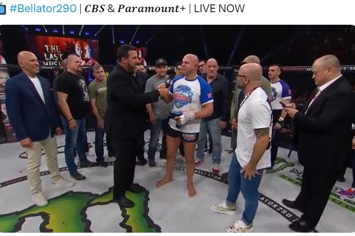 Fedor Emelianenko (tengah), pensiun dengan dilepas banyak legenda MMA yang pernah dihadapi sepanjang kariernya.