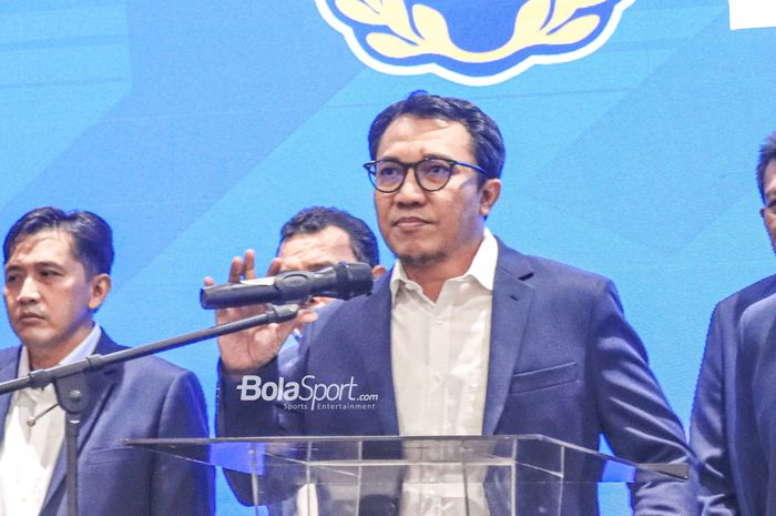 Ketua Komite Pemilihan PSSI, Amir Burhanuddin (depan), sedang memberikan keterangan kepada  awak media di GBK Arena, Senayan, Jakarta, Senin (6/2/2023) sore.