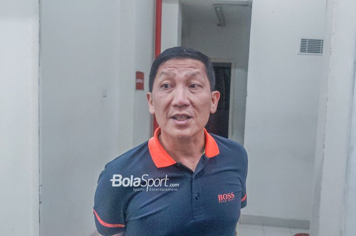 Direktur Utama PT LIB (Liga Indonesia Baru), Ferry Paulus, sedang memberikan keterangan kepada awak media di GBK Arena, Senayan, Jakarta, Senin (6/2/2023) malam.