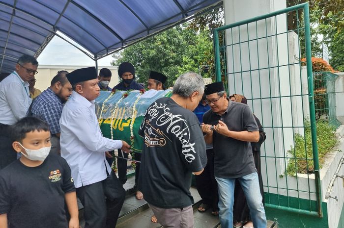 Menteri Pemuda dan Olahraga (Menpora), Zainudin Amali saat ikut mengangkat keranda Mantan Sekjen PSSI Nugraha Besoes.