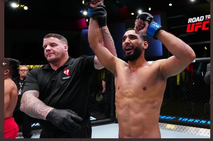 Jagoan India, Anshul Jubli merayakan kemenangannya pada final Road to UFC melawan petarung Indonesia, Jeka Saragih, Minggu (5/2/2023) WIB.