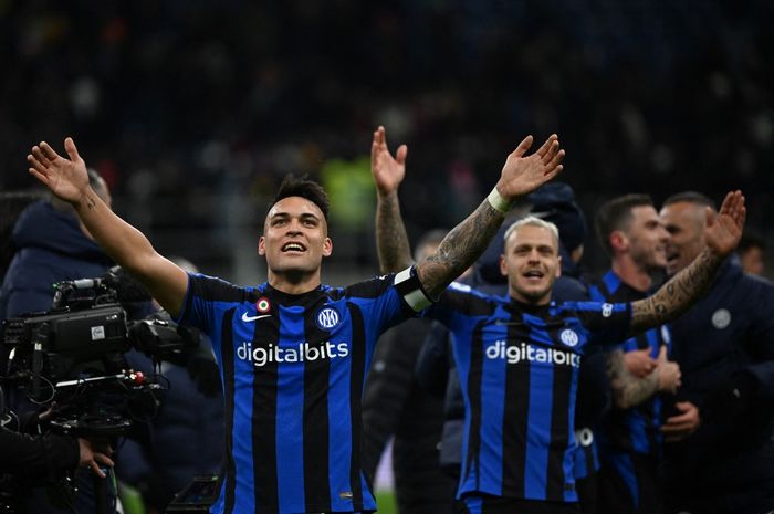 Striker Inter Milan, Lautaro Martinez, harus siap diberi jabatan penting oleh klubnya demi mengusir Manchester United.