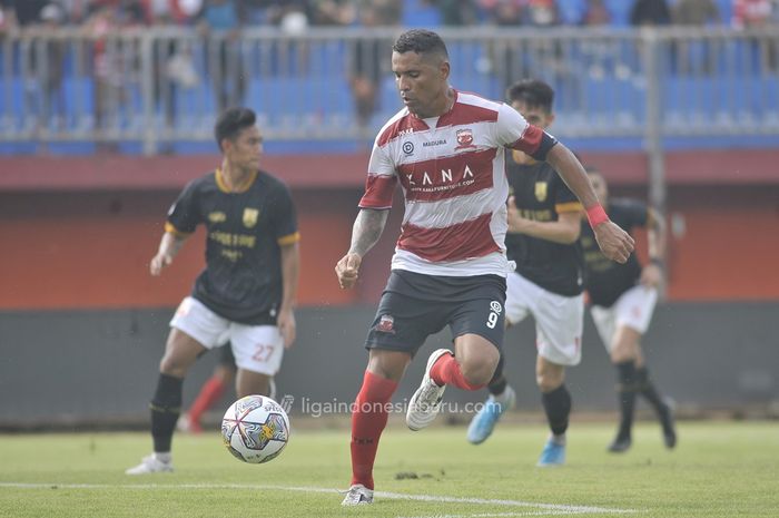 Penyerang Madura United, Alberto Goncalves, menguasai bola ketika menghadapi Persis Solo pada pekan ke-23 Liga 1 2022-2023.
