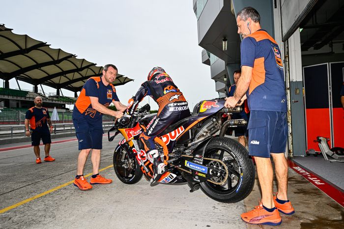 Pembalap penguji KTM, Dani Pedrosa, keluar dari garasi saat hari kedua tes shakedown MotoGP 2023 di Sirkuit Sepang, Malaysia, 6 Februari 2023.