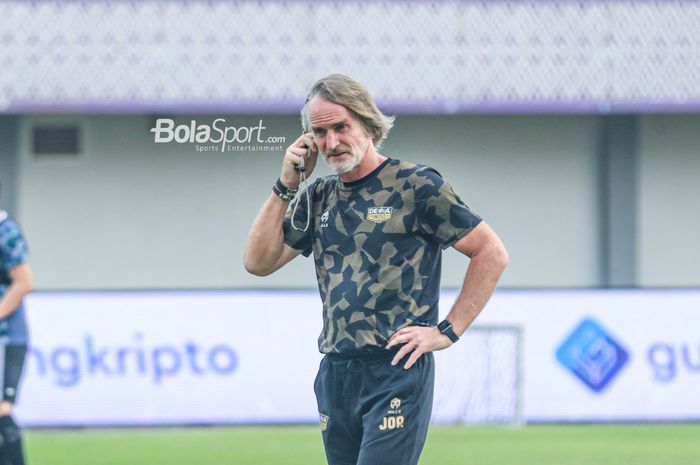 Pelatih Dewa United, Jan Olde Riekerink, sedang memantau para pemainnya berlatih di Stadion Indomilk Arena, Tangerang, Banten, Selasa (7/2/2023).