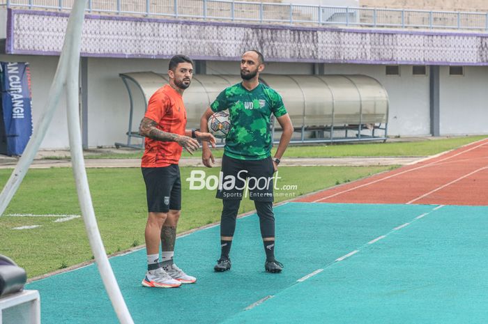 Pemain asing Borneo FC, Jonathan Bustos, terlihat menjalani sesi latihan terpisah di Stadion Indomilk Arena, Tangerang, Banten, Selasa (7/2/2023).