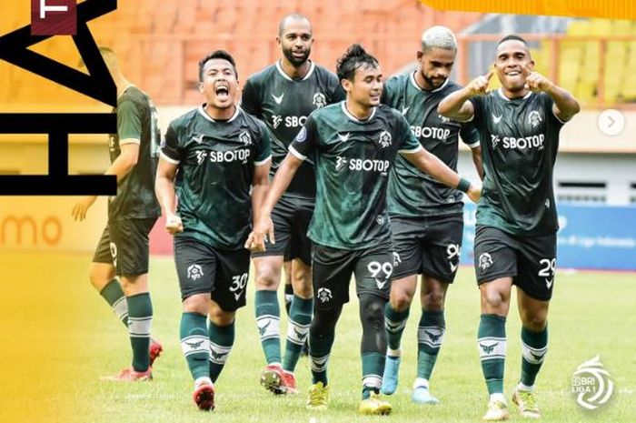 Pemain Persikabo 1973, Pedro Henrique, melakukan selebrasi bersama rekan-rekannya usai mencetak gol ke gawang Bhayangkara FC.