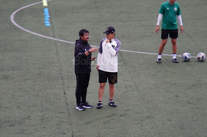 Indra Sjafri (kiri) dan pelatih Timnas Indonesia, Shin Tae-Yong,  tengah berbincarng di tengah Lapangan B, Senayan.