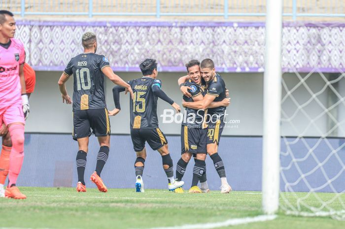 Egy Maulana Vikri (kiri) sedang memeluk Majed Osman Sobhi (kanan) yang mampu mencetak gol untuk Dewa United dalam laga pekan ke-23 Liga 1 2023 di Stadion Indomilk, Tangerang, Banten, Rabu (8/2/2023) siang.