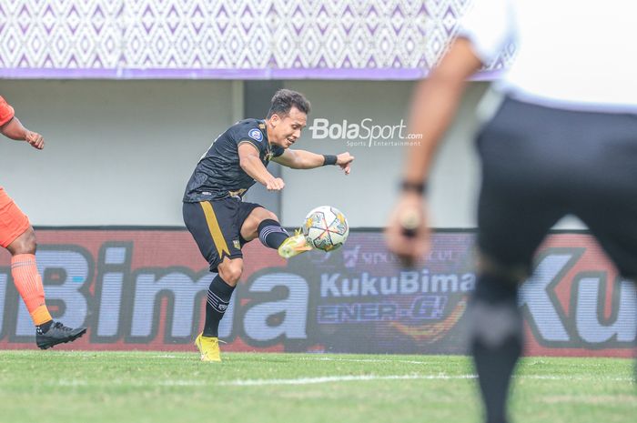 Pemain sayap kanan Dewa United, Egy Maulana Vikri, sedang menendang bola saat bertanding dalam laga pekan ke-23 Liga 1 2023 di Stadion Indomilk, Tangerang, Banten, Rabu (8/2/2023) siang.