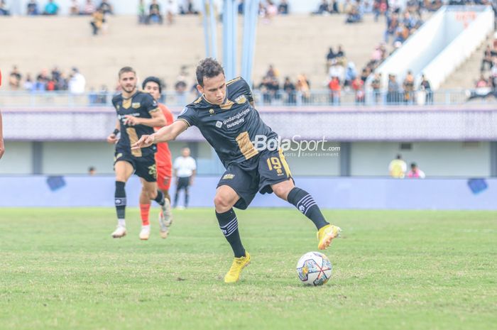 Pemain sayap kanan Dewa United, Egy Maulana Vikri, sedang menendang bola saat bertanding dalam laga pekan ke-23 Liga 1 2023 di Stadion Indomilk, Tangerang, Banten, Rabu (8/2/2023) siang.