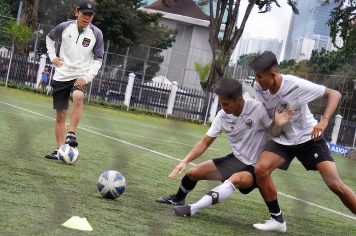 Pelatih Timnas U-20 Indonesia, Shin Tae-Yong memberikan latihan mempertahankan Bola agar membuat lawan sulit untuk merebut Bola dari Para Pemain Timnas U-20 Indonesia