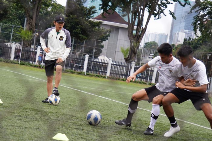 Pelatih Timnas U-20 Indonesia, Shin Tae-Yong memberikan latihan mempertahankan Bola agar membuat lawan sulit untuk merebut Bola dari Para Pemain Timnas U-20 Indonesia pada 8 Februari 2023