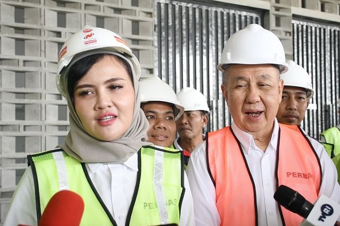 (Ki-ka) Sekjen Perbasi, Nirmala Dewi dan Ketua Umum Perbasi, Danny Kosasih, saat ditemui di sela-sela kegiatan Venue Visit Indonesia Arena, di kawasan Senayan, Jakarta, Rabu (7/2/2023).