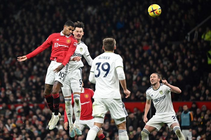 Penyerang Manchester United, Marcus Rashford, mencetak gol ke gawang Leeds United pada partai tunda pekan ke-8 Liga Inggris 2022-2023 di Stadion Old Trafford, Rabu (8/2/2023).