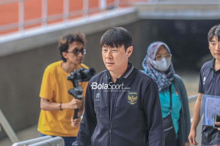 Pelatih timnas Indonesia, Shin Tae-yong, tampak hadir di Stadion Gelora Bung Karno, Senayan, Jakarta, 9 Februari 2023.