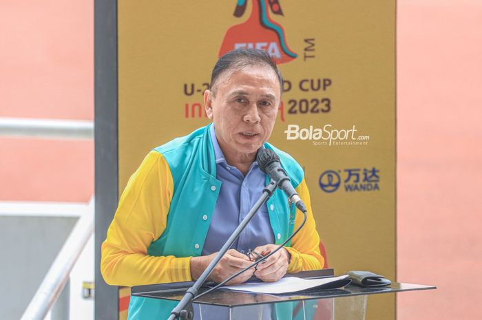 Ketua Umum PSSI, Mochamad Iriawan, sedang memberikan keterangan kepada awak media dalam sesi jumpa pers hitung mundur 100 hari menuju Piala Dunia U-20 2023 di Stadion Gelora Bung Karno, Senayan, Jakarta, 9 Februari 2023.