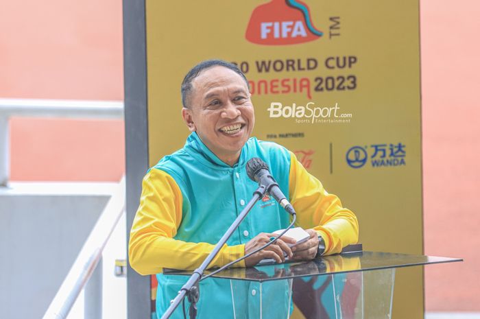 Menteri Pemuda dan Olahraga Republik Indonesia, Zainudin Amali, sedang memberikan keterangan kepada awak media dalam sesi jumpa pers hitung mundur 100 hari menuju Piala Dunia U-20 2023 di Stadion Gelora Bung Karno, Senayan, Jakarta, 9 Februari 2023.