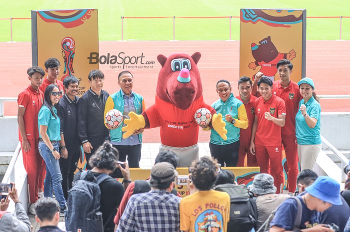 Vivin Cahyani, Indra Sjafri, Shin Tae-yong, Zainudin Amali, Maike Ira Puspita dan beberapa pemain timnas U-20 Indonesia sedang berfoto dengan maskot Piala Dunia U-20 2023 yaitu Bacuya di Stadion Gelora Bung Karno, Senayan, Jakarta, 9 Februari 2023.