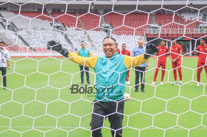 Menteri Pemuda dan Olahraga Republik Indonesia, Zainudin Amali, sedang menjadi kiper di Stadion Gelora Bung Karno, Senayan, Jakarta, 9 Februari 2023.