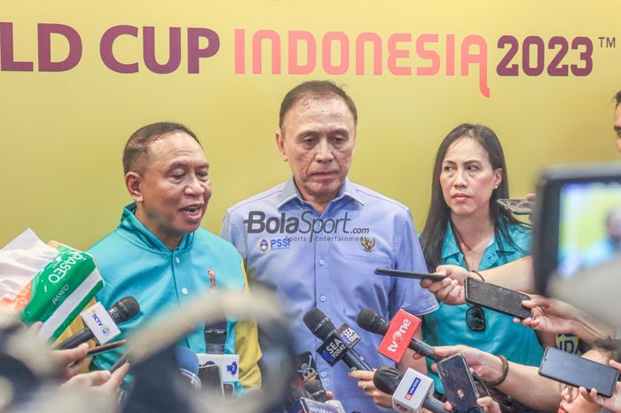 Zainudin Amali selaku Menteri Pemuda dan Olahraga Republik Indonesia (kiri), Mochamad Iriawan sebagai Ketua Umum PSSI (tengah), dan Vivin Cahyani selaku anggota Komite Eksekutif PSSI saat sedang memberikan keterangan kepada awak media di Stadion Gelora Bung Karno, Senayan, Jakarta, 9 Februari 2023.