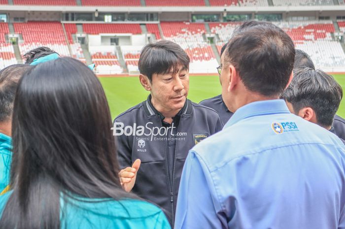 Pelatih timnas Indonesia, Shin Tae-yong, sedang berdiskusi dengan jajaran PSSI di Stadion Gelora Bung Karno, Senayan, Jakarta, 9 Februari 2023.