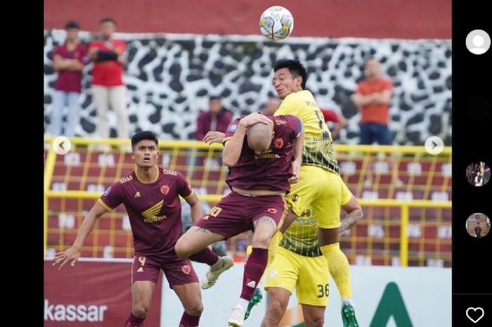 Dua pemain PSM Makassar, yakni Ramadhan Sananta dan Wiljan Pluim sedang berebut bola dengan penggawa Barito Putera, yakni Bayu Pradana.