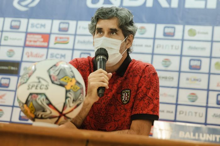 Pelatih Bali United, Stefano Cugurra saat konferensi pers jelang pertandingan lawan Persib Bandung di Stadion Maguwoharjo, Sleman, Jumat (9/2/2023).